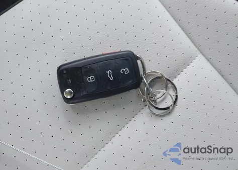 2018 Volkswagen Beetle 2.0T Se z USA, uszkodzony, nr VIN 3VWJD7AT5JM726605